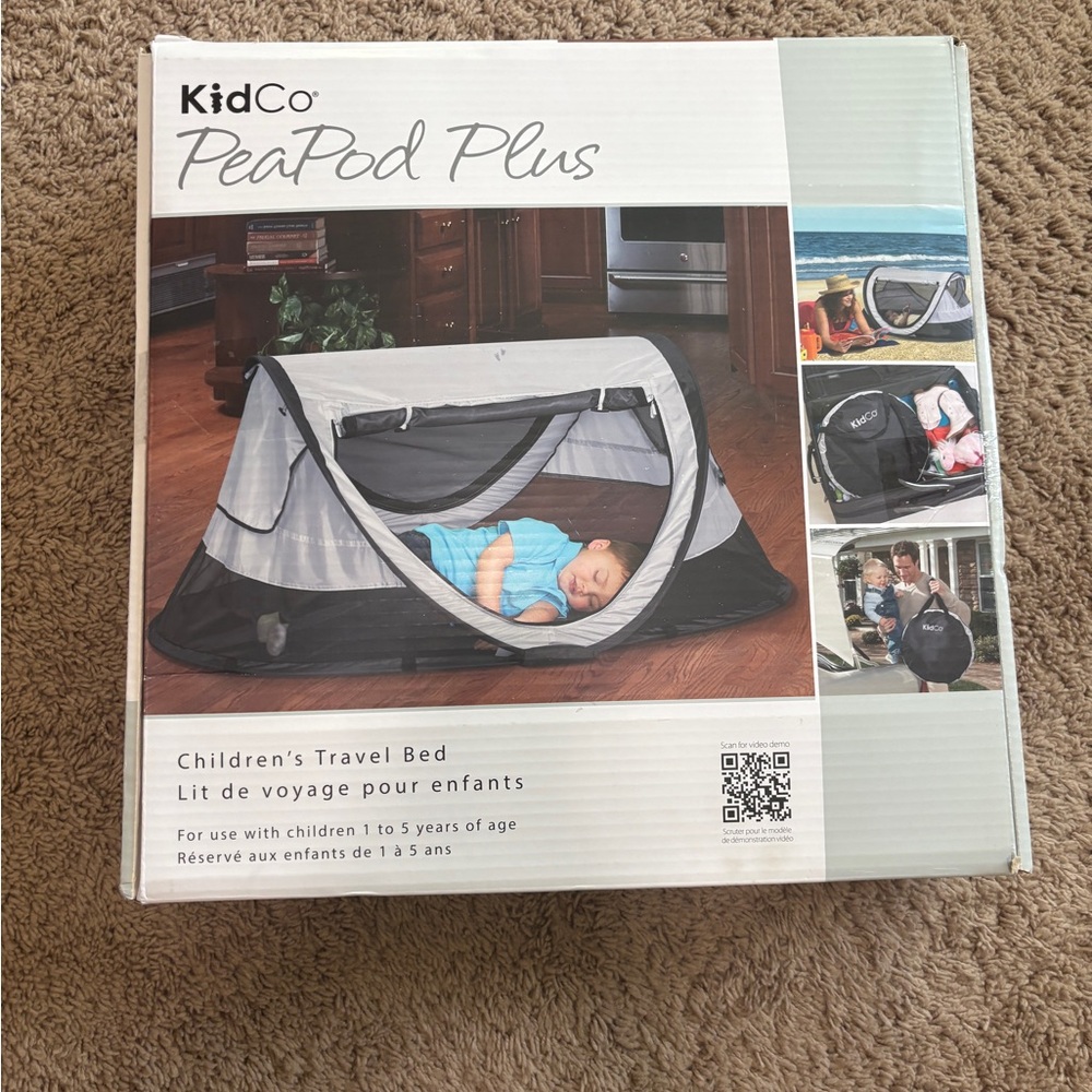 KidCo PeaPod Plus Travel Bed - Black and Gray